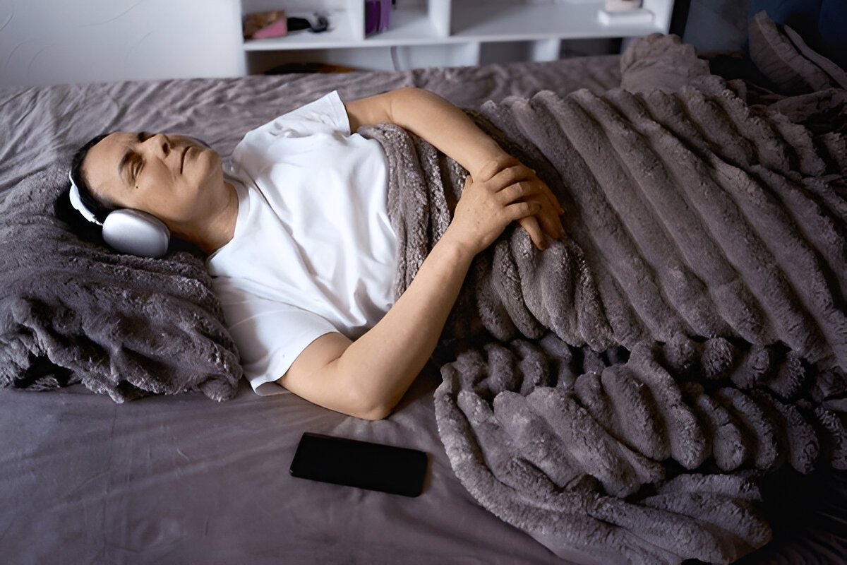 Senior woman wearing sonic hues sleep